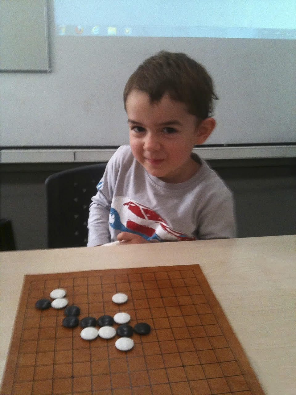 Tayga Bozkurt 3,5 yaşında Go öğrenirken. 
